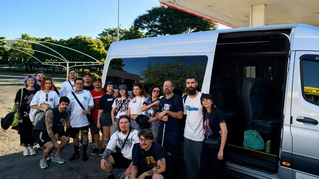 Grupo de estudantes com a Top Van