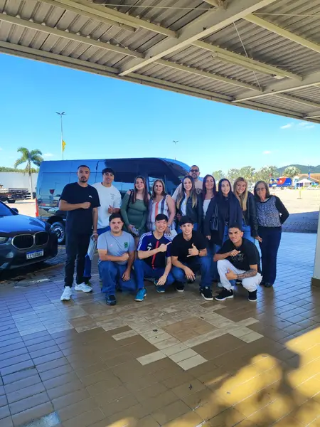 Grupo em frente à van executiva
