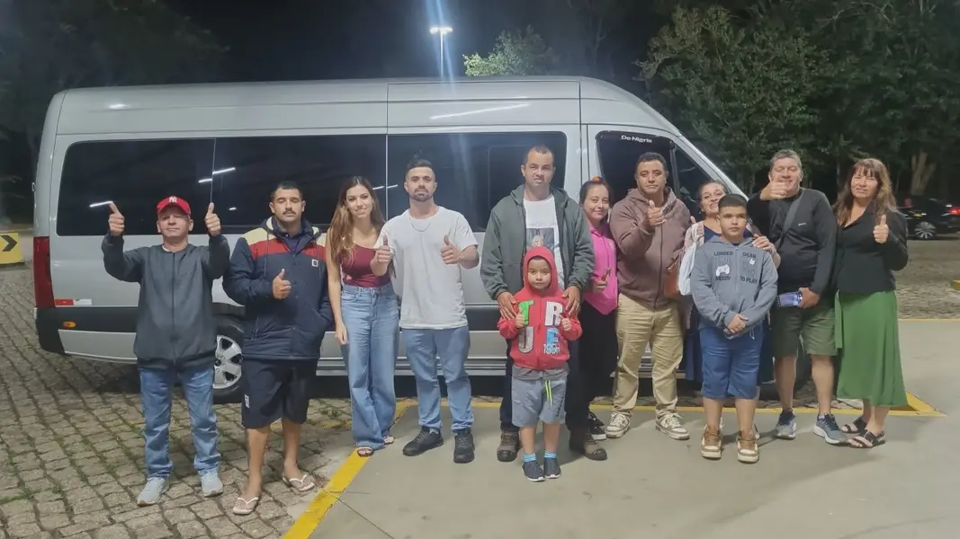 Passageiros da Top Van em viagem noturna