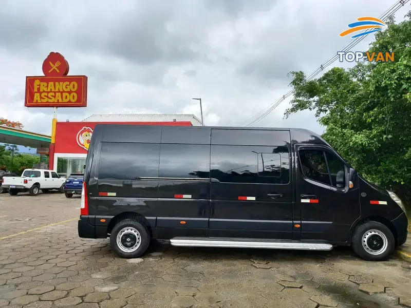 Van Master em parada de viagem