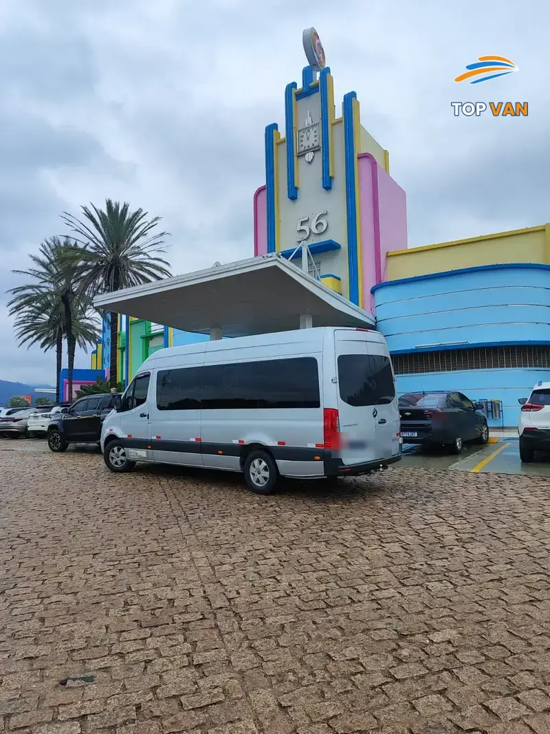 Van Sprinter em ponto turístico