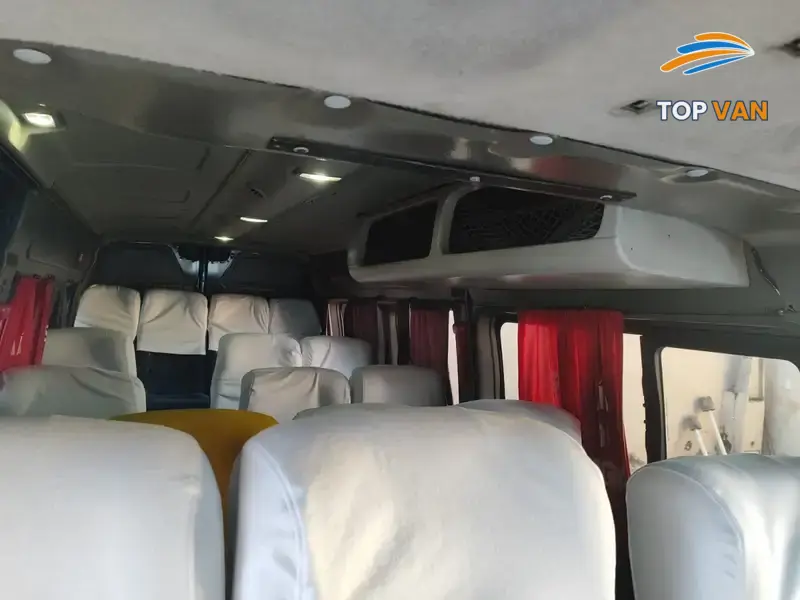 Interior da Van Master com iluminação de teto