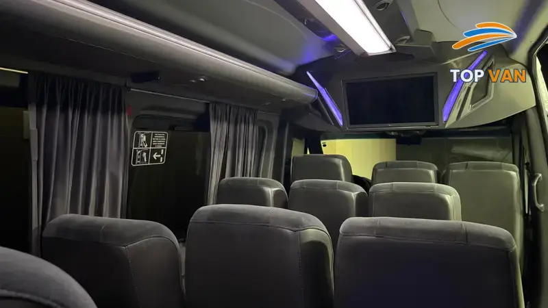 Interior da Sprinter com monitor de teto